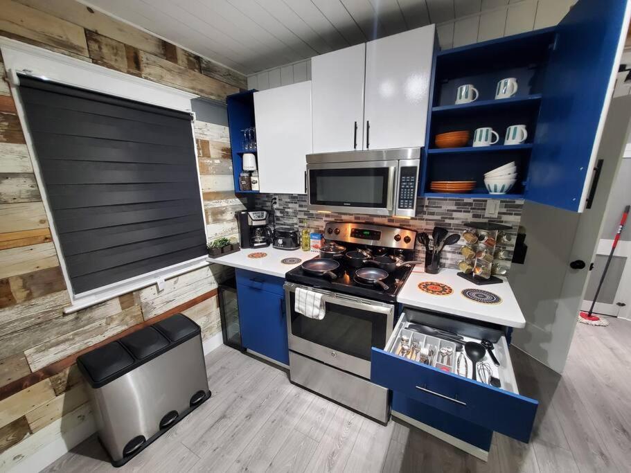 Private & Comfortable Full House Near Royal Alexandra Hospital Stadium Downtown & Mall Access Edmonton